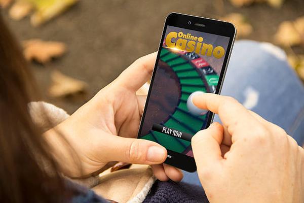 What Influences Platform Selection for siti poker online